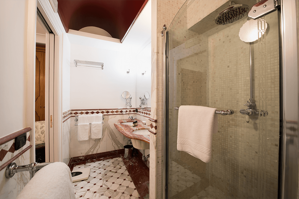 santa chiara hotel grand suite letto matrimoniale stanza Napoli centro Piazza Plebiscito bagno